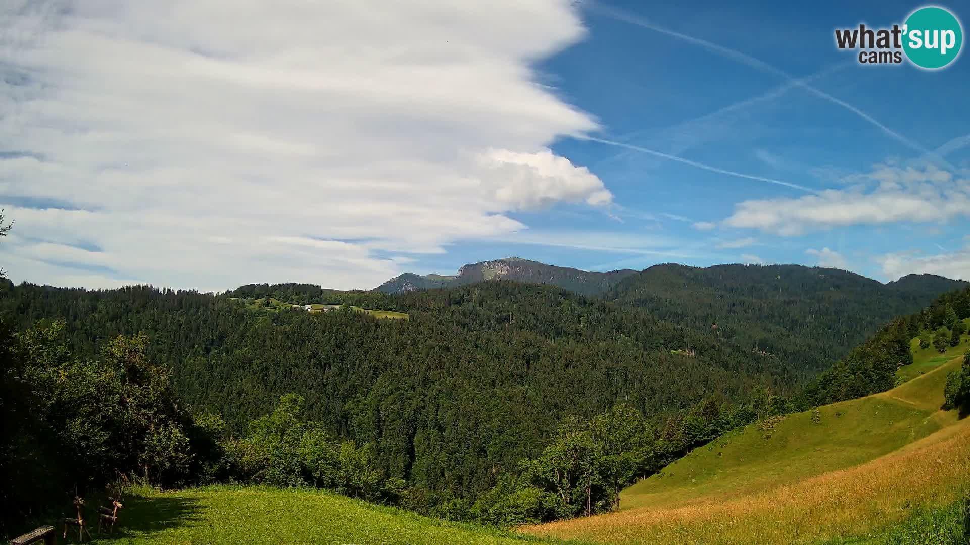 Spletna kamera Brunarica Dražgoše – Pogled v živo na Ratitovec (1666 m)