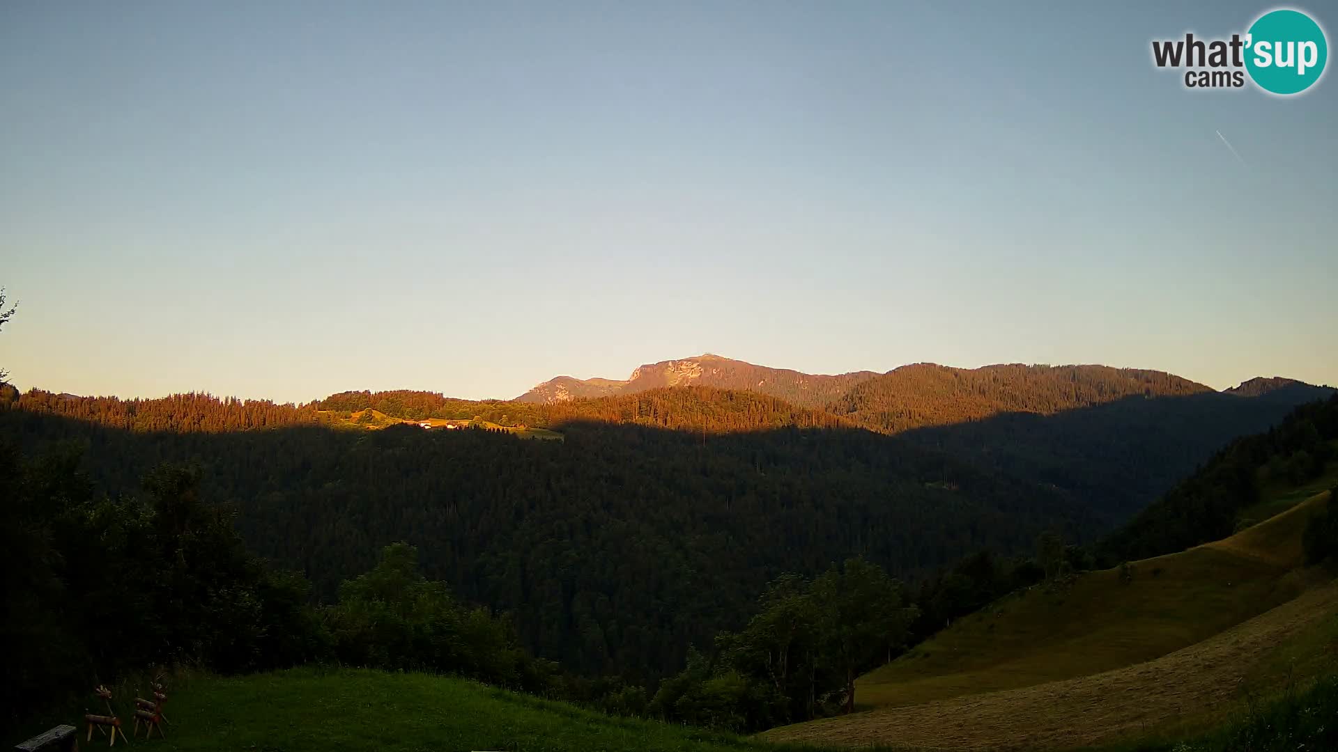Spletna kamera Brunarica Dražgoše – Pogled v živo na Ratitovec (1666 m)