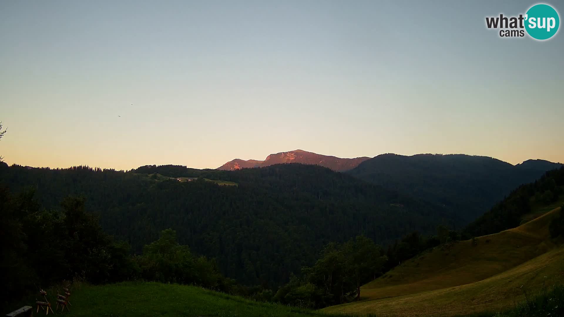 Spletna kamera Brunarica Dražgoše – Pogled v živo na Ratitovec (1666 m)