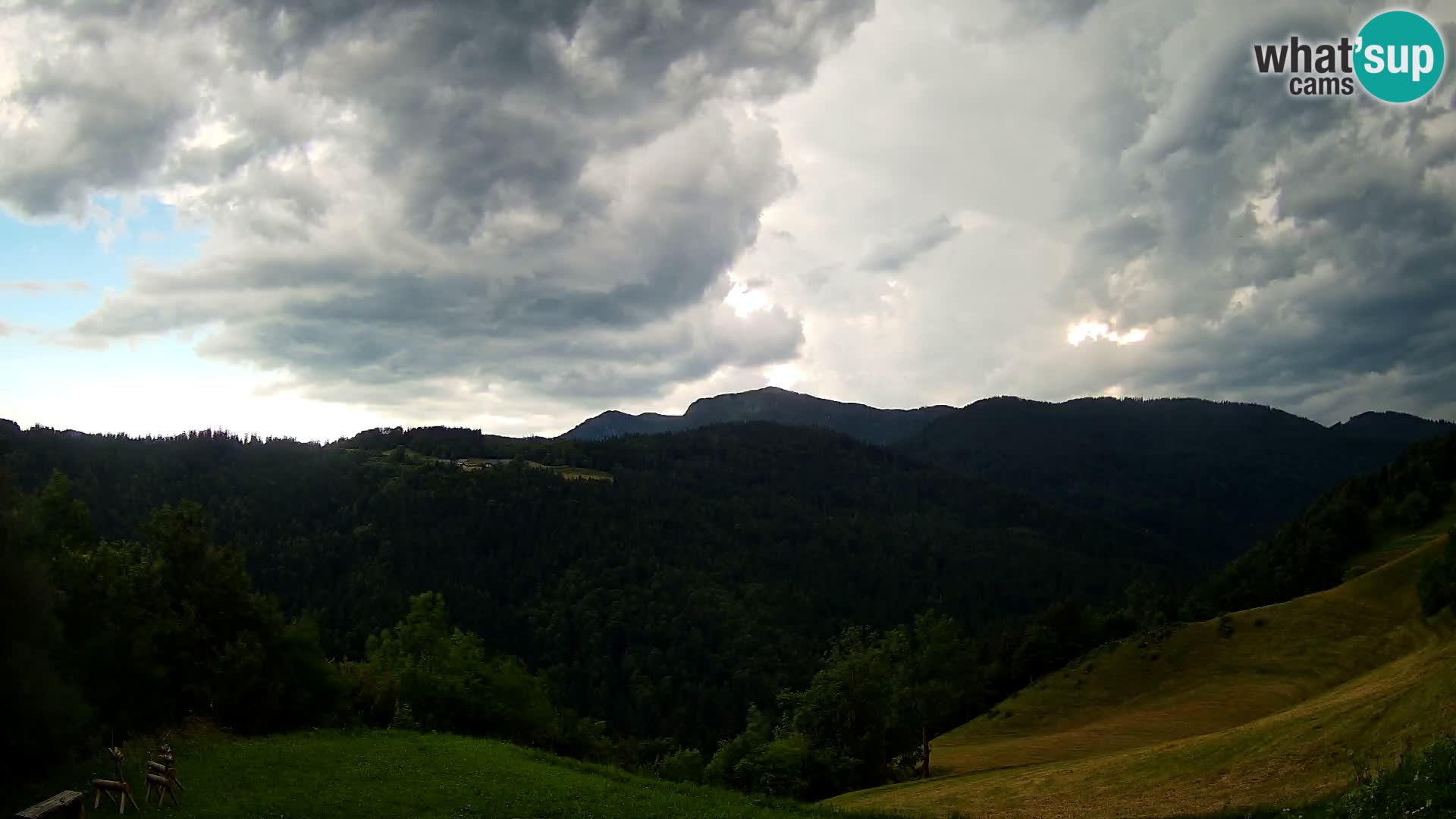 Web kamera Brunarica Dražgoše – Pogled uživo na Ratitovec (1666 m)