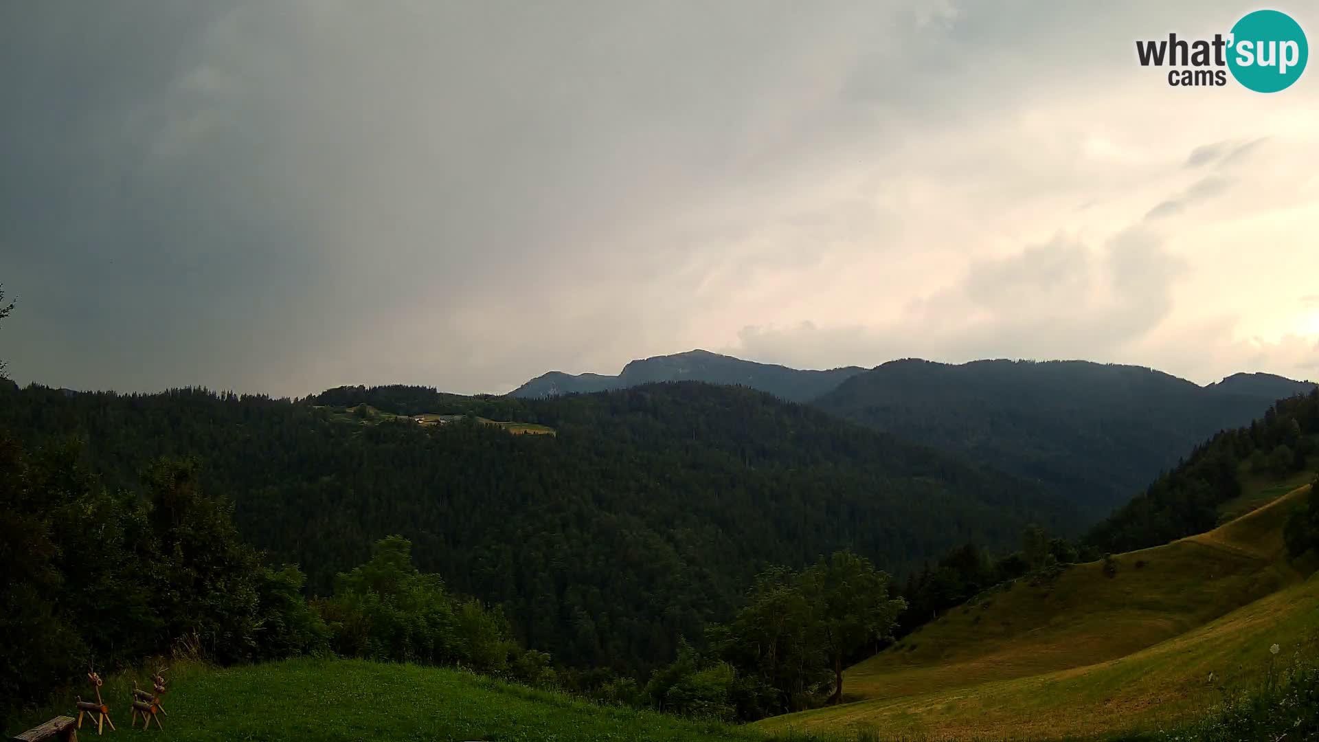Webcam Brunarica Dražgoše – Live View of Ratitovec (1666 m)