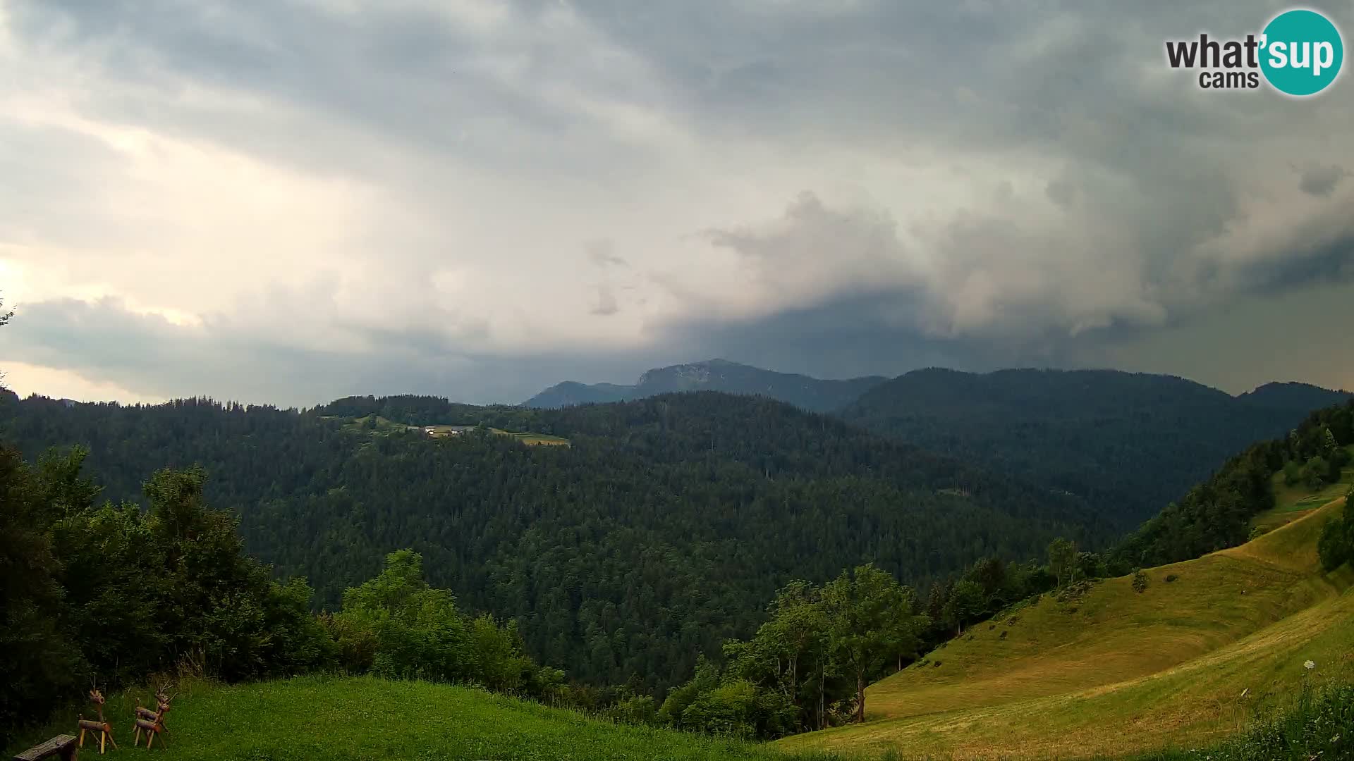 Webcam Brunarica Dražgoše – Live View of Ratitovec (1666 m)