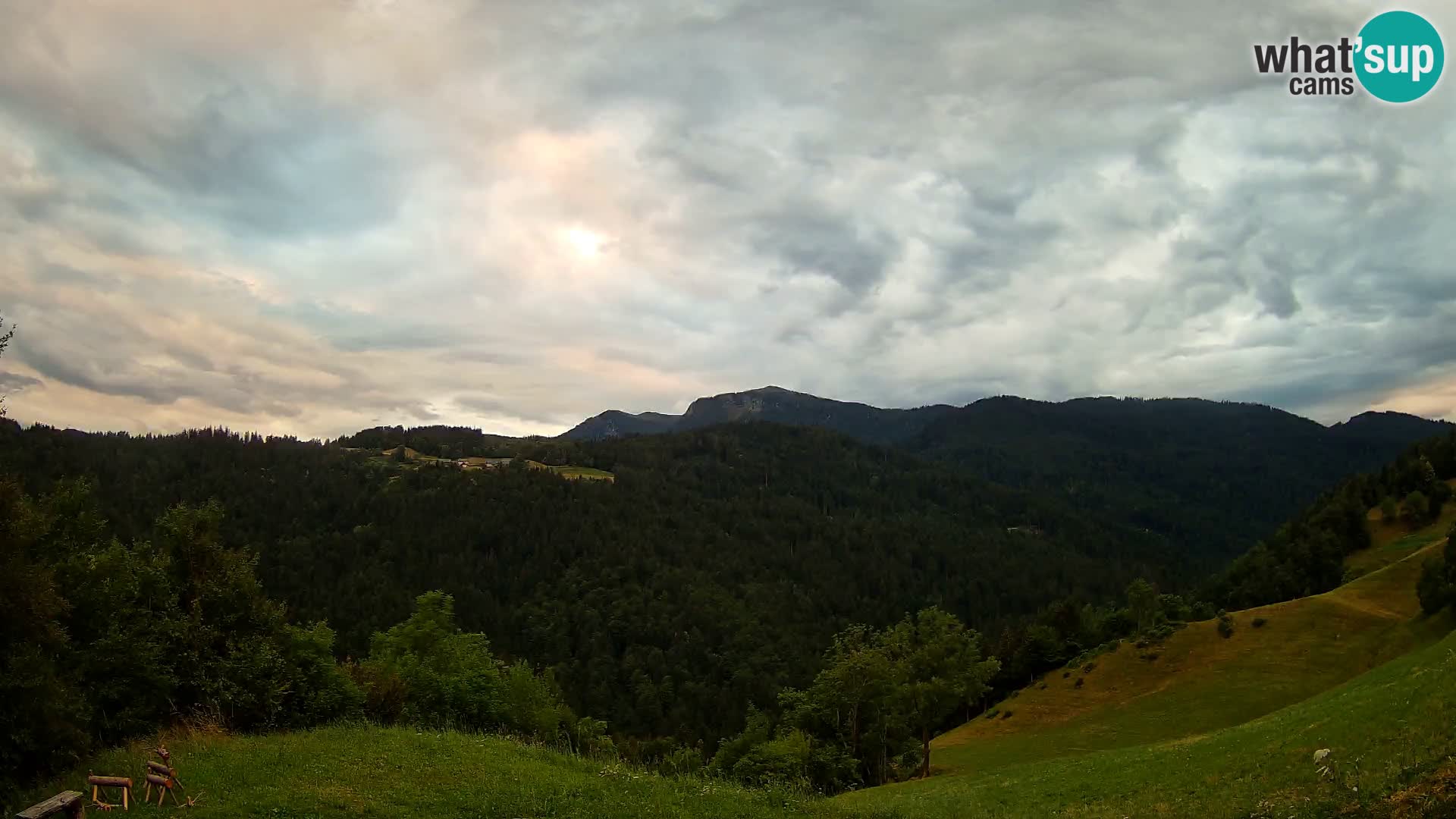 Webcam Brunarica Dražgoše – Live View of Ratitovec (1666 m)