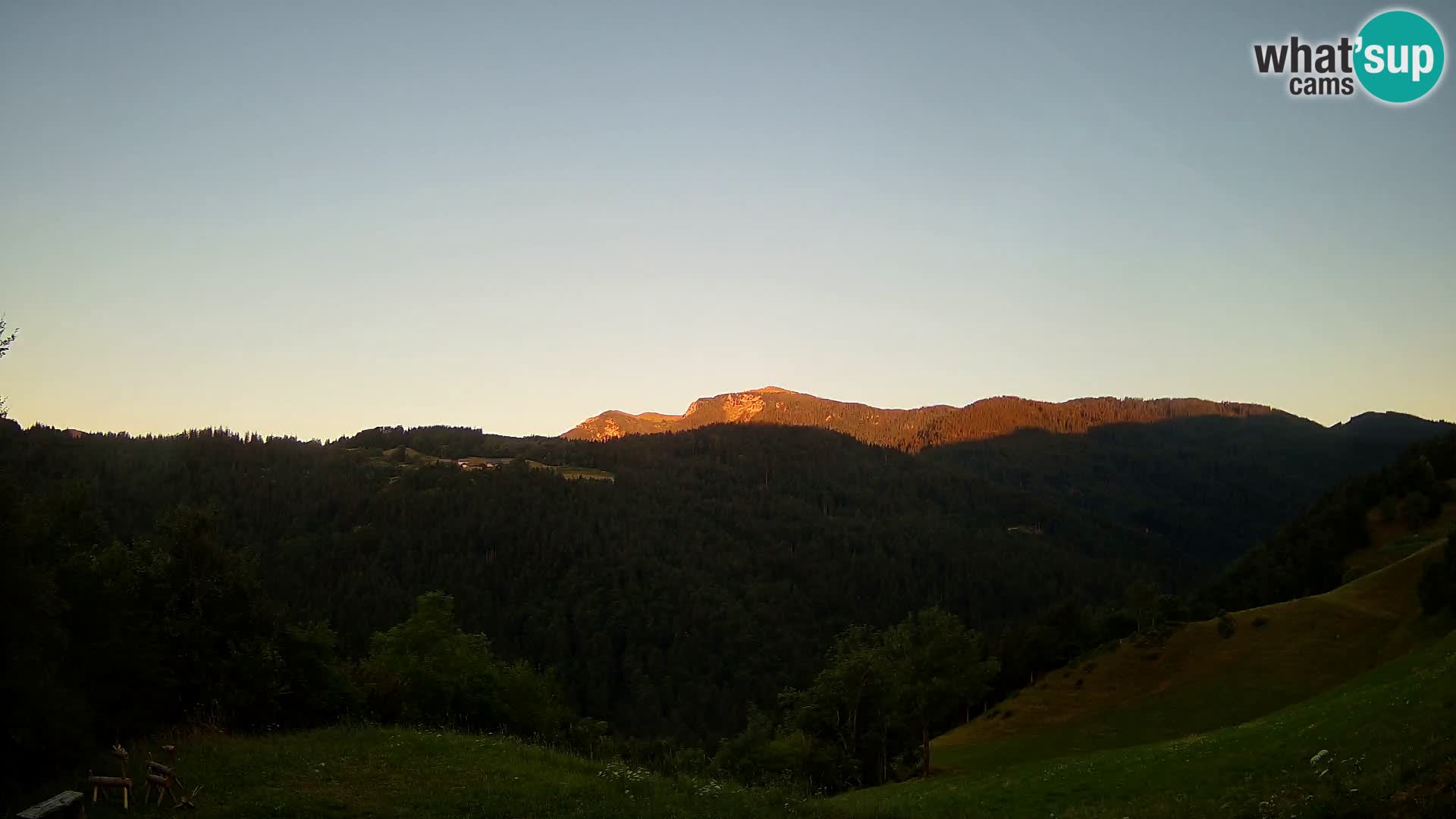 Spletna kamera Brunarica Dražgoše – Pogled v živo na Ratitovec (1666 m)