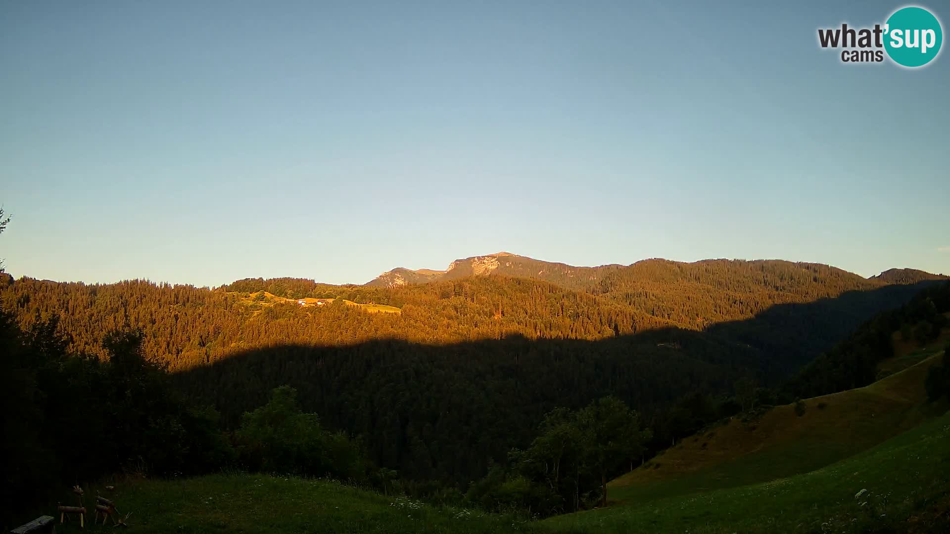Webcam Brunarica Dražgoše – Live View of Ratitovec (1666 m)