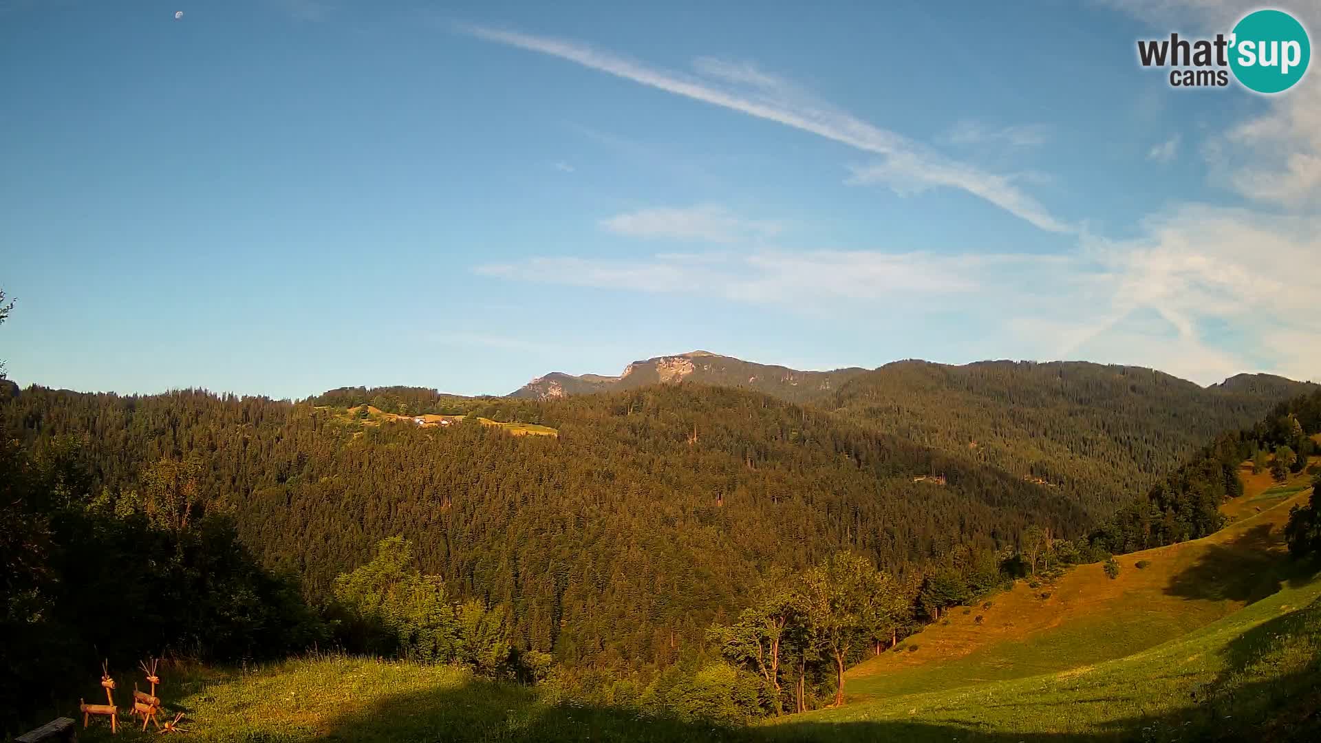 Spletna kamera Brunarica Dražgoše – Pogled v živo na Ratitovec (1666 m)