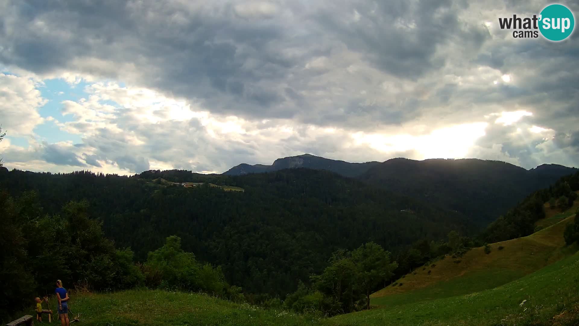 Web kamera Brunarica Dražgoše – Pogled uživo na Ratitovec (1666 m)