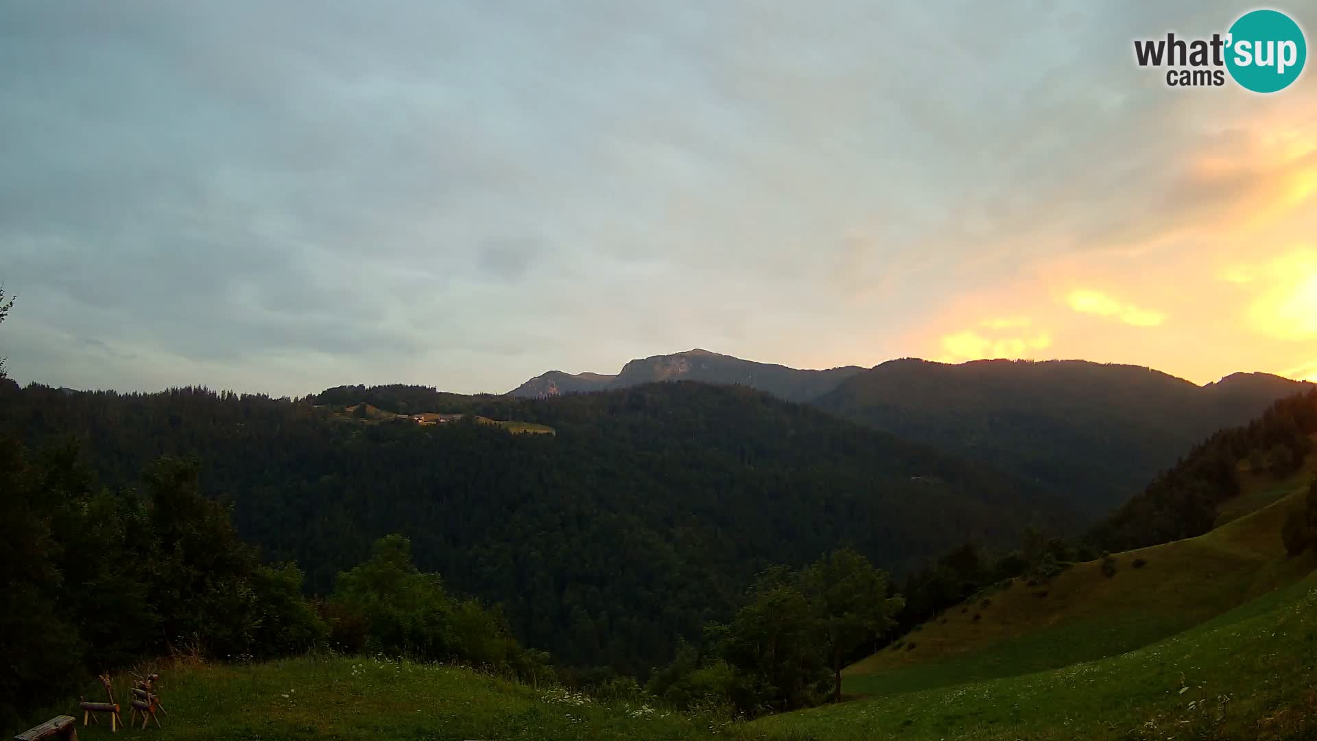 Spletna kamera Brunarica Dražgoše – Pogled v živo na Ratitovec (1666 m)