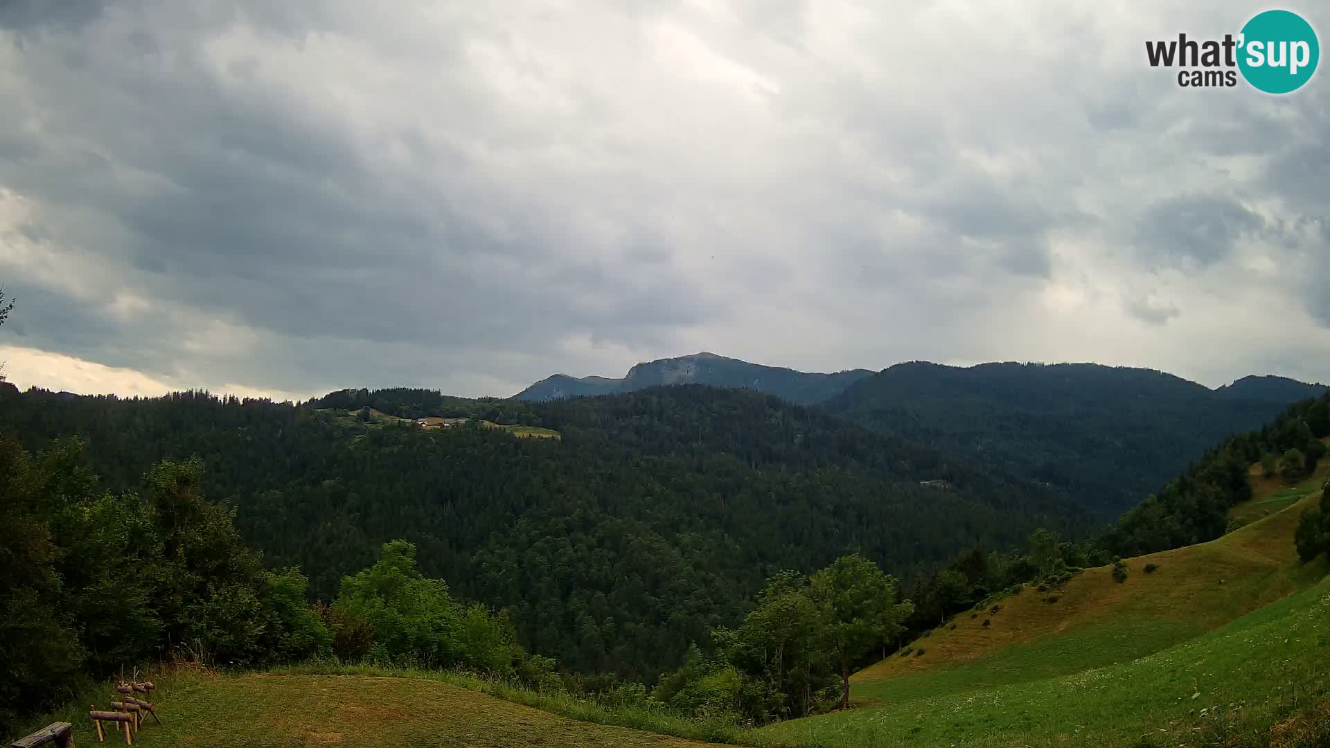 Spletna kamera Brunarica Dražgoše – Pogled v živo na Ratitovec (1666 m)