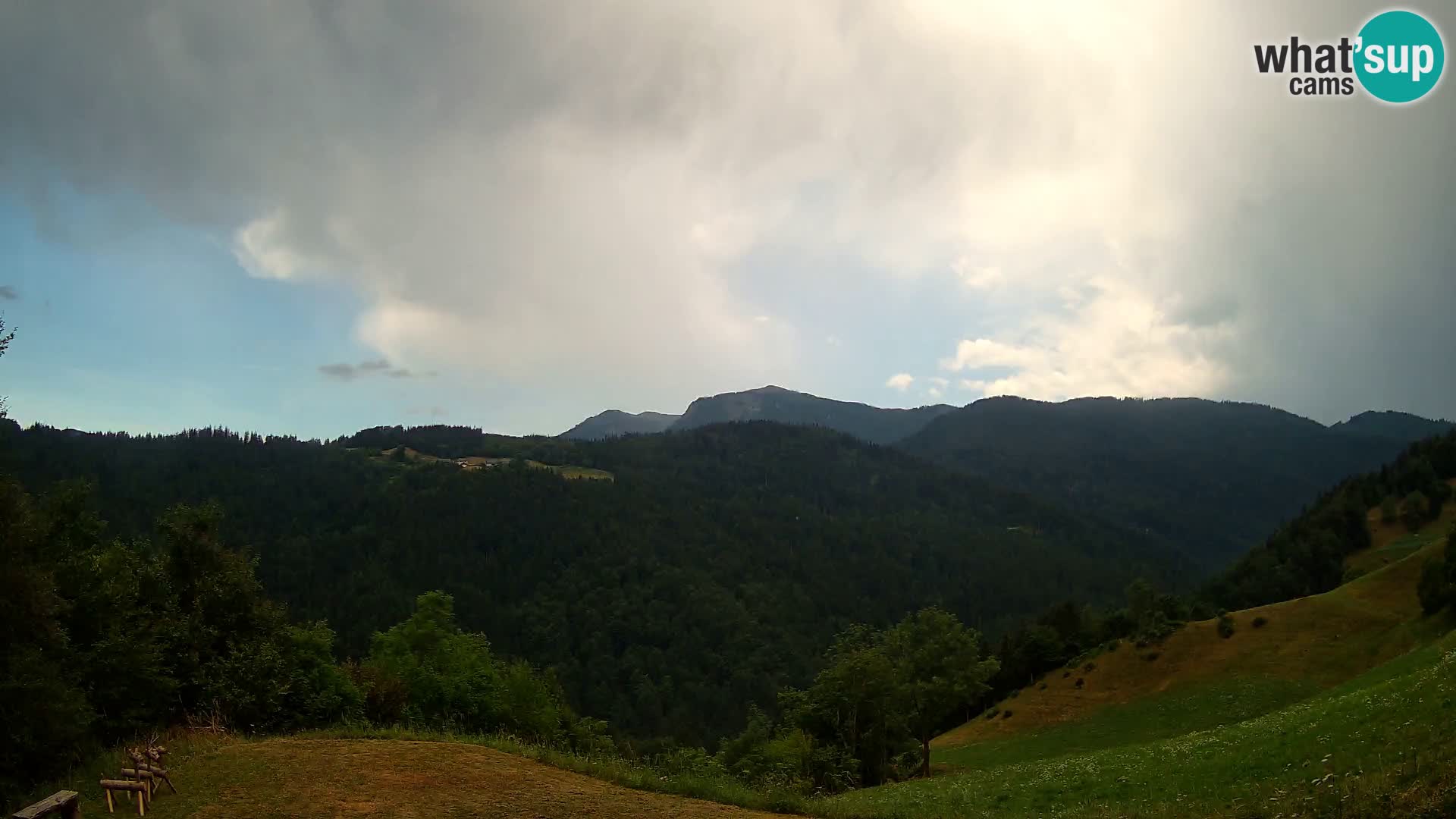 Webcam Brunarica Dražgoše – Live View of Ratitovec (1666 m)