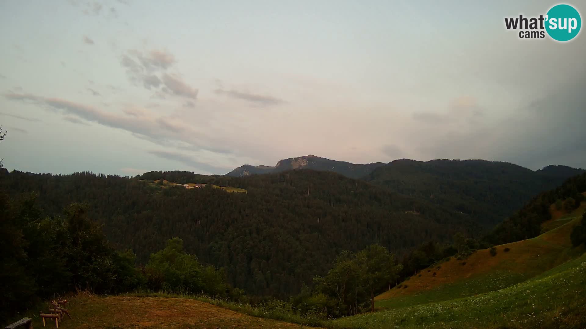 Spletna kamera Brunarica Dražgoše – Pogled v živo na Ratitovec (1666 m)