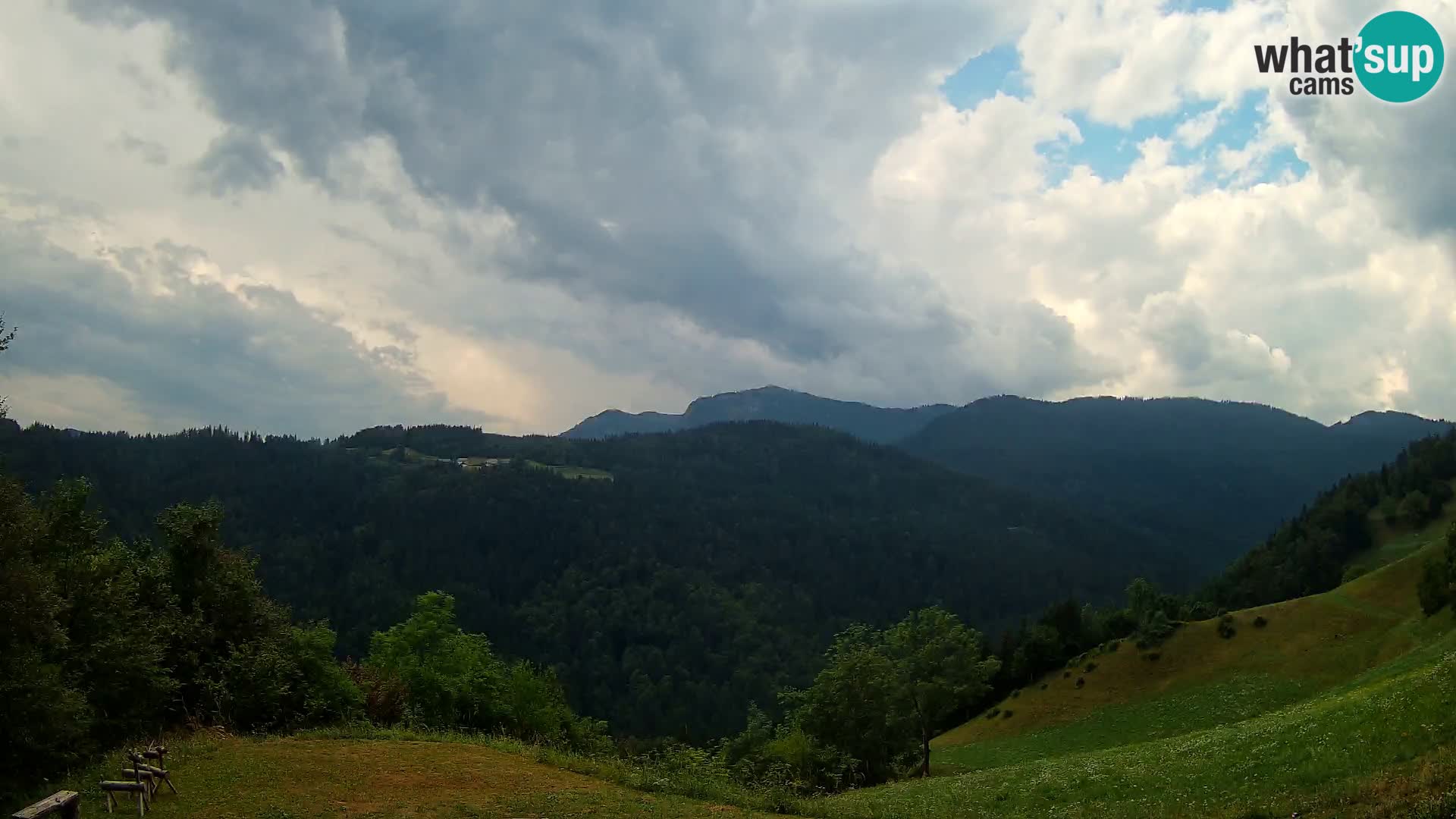 Webcam Brunarica Dražgoše – Live View of Ratitovec (1666 m)