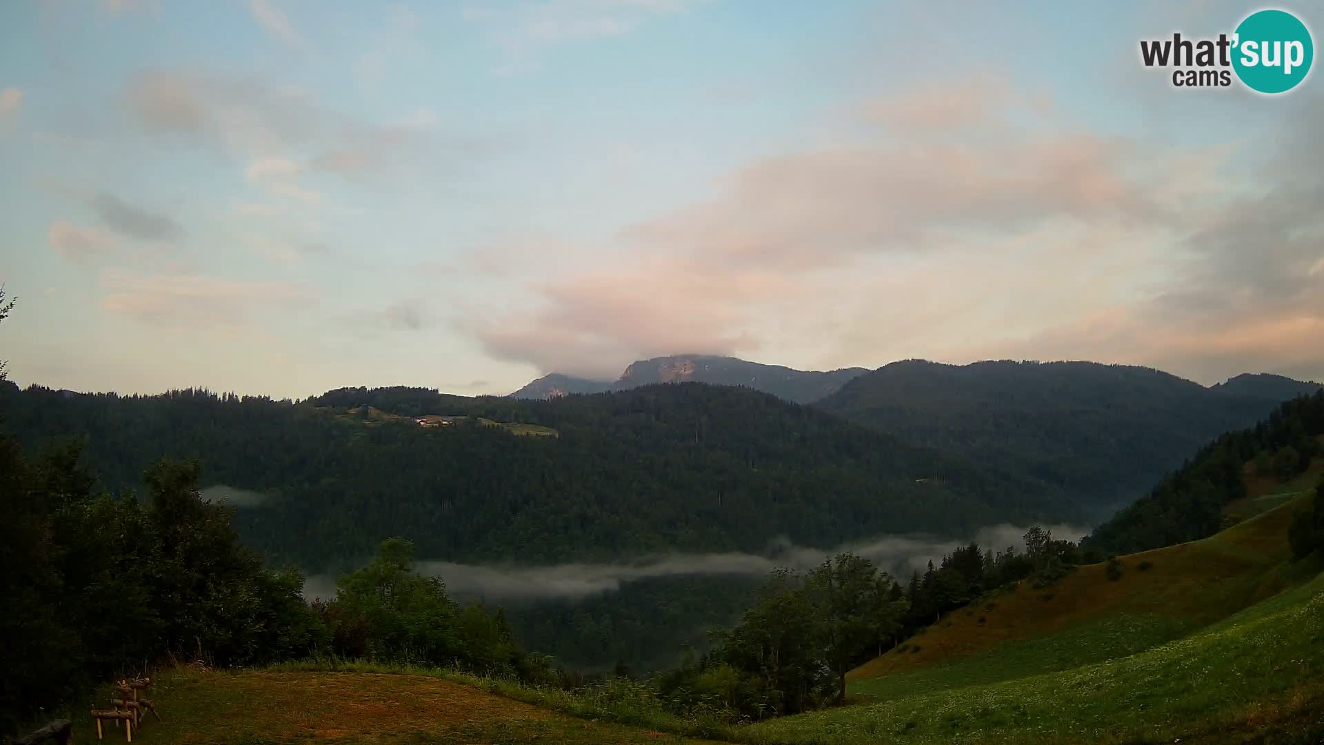 Spletna kamera Brunarica Dražgoše – Pogled v živo na Ratitovec (1666 m)
