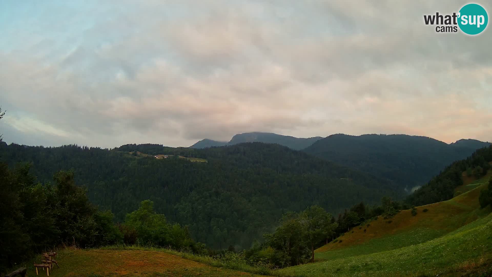 Webcam Brunarica Dražgoše – Live View of Ratitovec (1666 m)