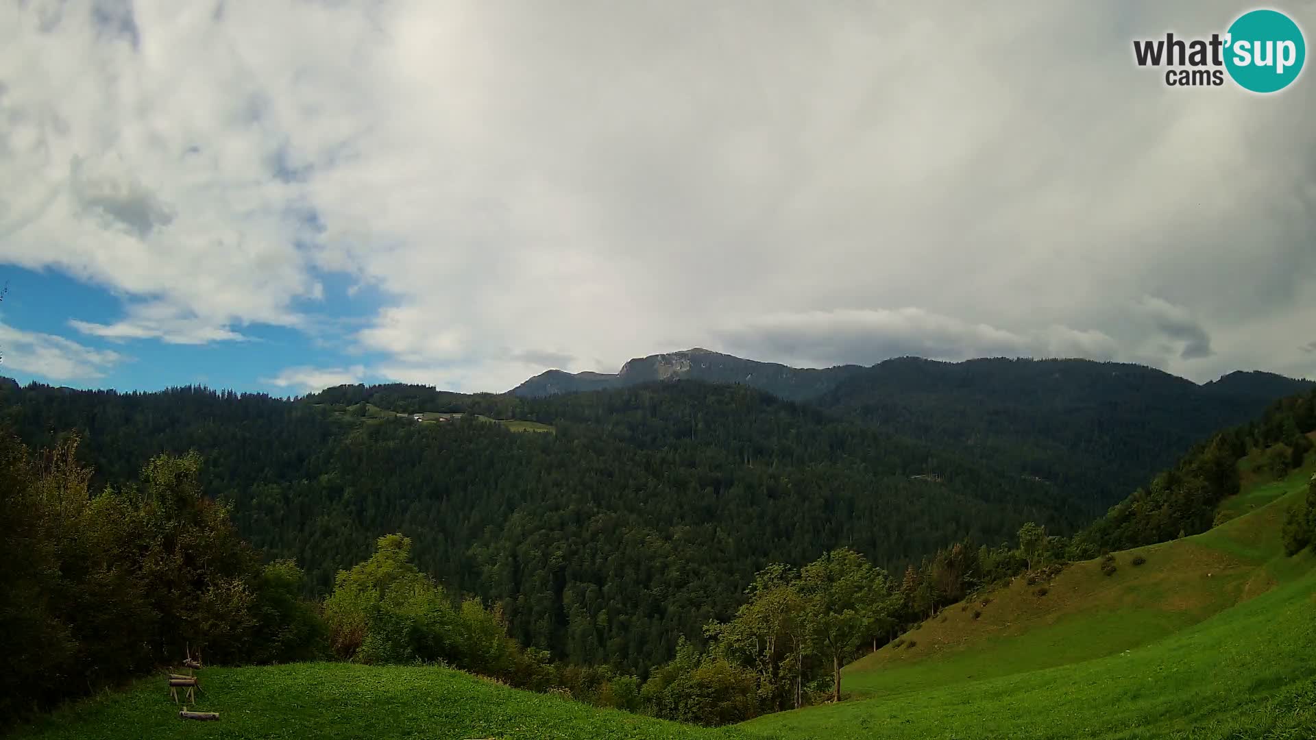 Webcam Brunarica Dražgoše – Live View of Ratitovec (1666 m)