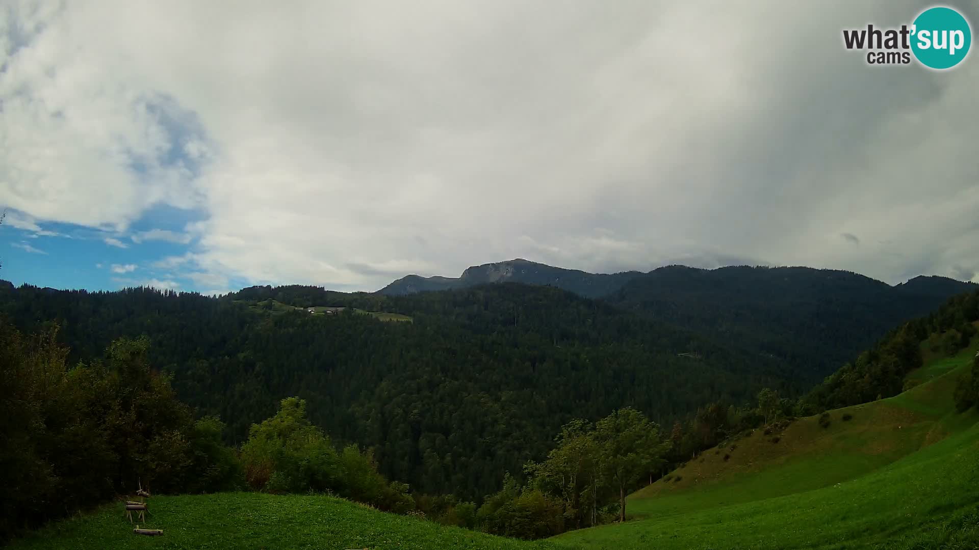 Webcam Brunarica Dražgoše – Live View of Ratitovec (1666 m)